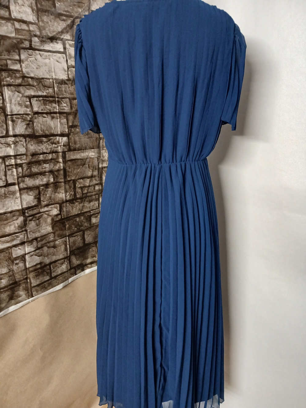 ASOS Deep Navy Pleated V-Neck Midi Dress - Picture 4 of 5